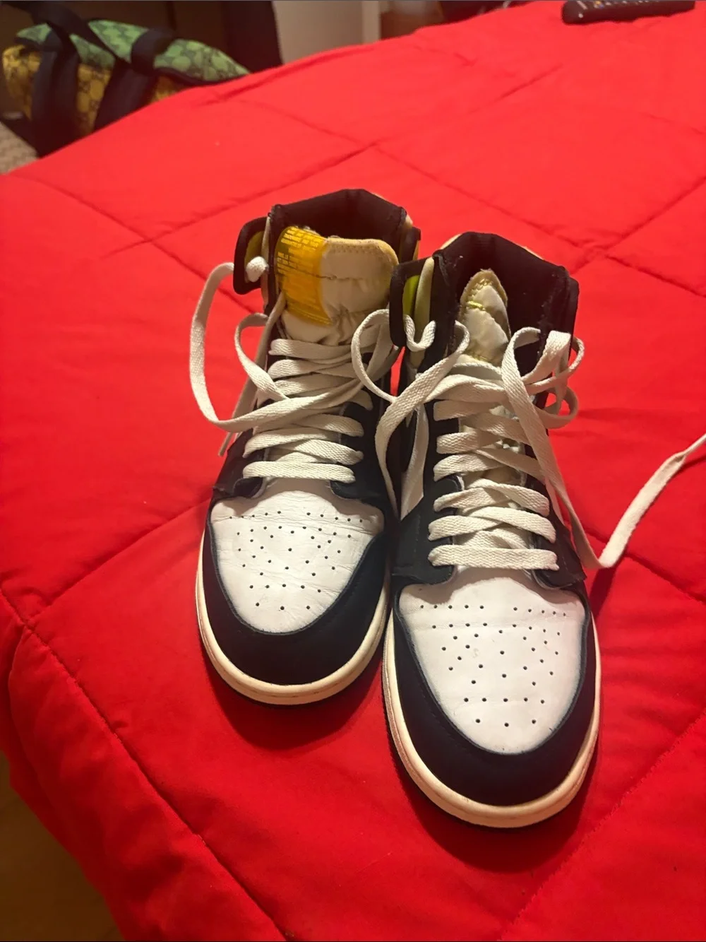 Jordan 1 white black volt university Gold size 7y